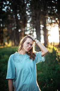 妇女早期在夏季林区步行闲暇女性幸福微笑背包活力成人运动远足者远足图片