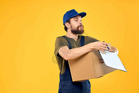 送箱包装文件 黄色背景文件的男信使男性工人邮政商务工作室人士服务送货纸盒领带蓝色商业图片