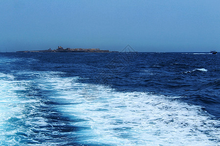 醒来时 背着船和塔巴尔卡岛在海上血管泡沫海景蓝色游艇小路旅行汽艇地平线运输图片