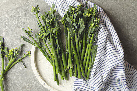灰色背景的布和餐巾纸餐巾托盘健康食物盘子绿色高架蔬菜饮食图片