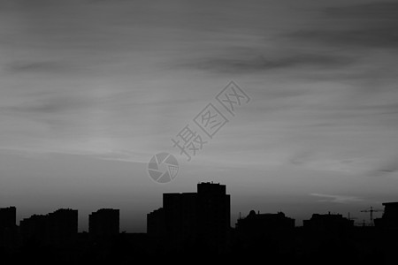 日落在城市上 房屋的轮廓 黑白照片 选择性焦点商业黑暗摩天大楼建筑物旅行阴影景观建筑学天际橙子图片