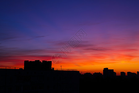 城市天线和日落后建筑 有选择的焦点地平线天空日落太阳机械机器剪影景观金属起重机图片