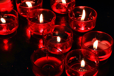 在教堂祈祷点燃红蜡烛宗教火焰精神花圈桌子传统团体装饰品云杉烧伤图片