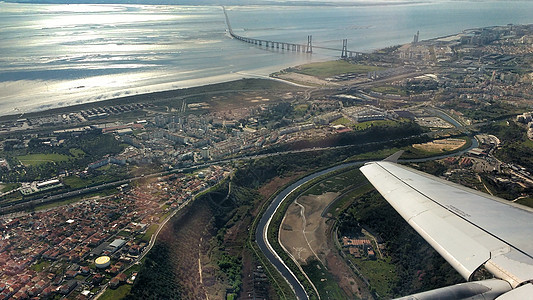 里斯本和塔古斯河空中观察景观飞机建筑天堂高架旅行河口溪流商业引擎图片