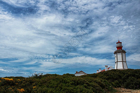 悬崖顶的灯塔 周围环绕着埃斯皮切尔角的植被石头房子花朵教会海洋环境地平线晴天建筑学海岸图片