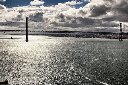 4月25日 位于里斯本的桥 在云天下旅游地平线纪念碑金属工程城市运输天空全景树木图片