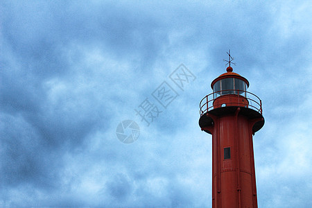 里斯本Cacilhas村港口红灯塔建筑地标旅游海岸旅行反射灯塔港口天空导航图片