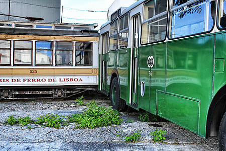 旧的和生锈的客车和古老的电车历史车辆腐蚀博物馆橙子玻璃教练公共汽车窗户民众图片