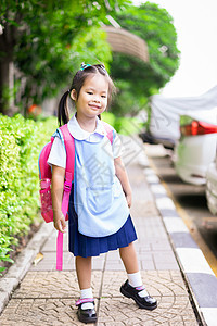 穿着泰国校服和背面穿泰式校服的快乐小女孩肖像图片