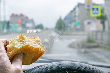 汽车 食物馅饼 面包 食物在车轮司机的手里背景