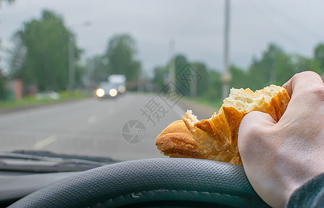 汽车 食物一辆汽车车轮司机手里的一小块包子背景