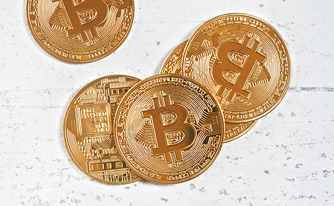 自上而下的视图 金色纪念 btc — 比特币加密货币 — 散落在白石板上的硬币 特写细节图片