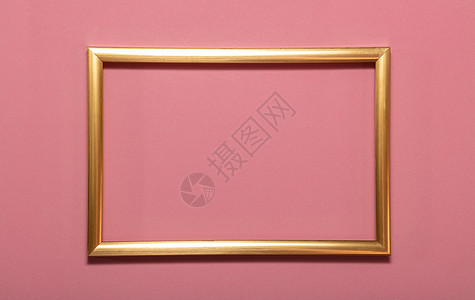 粉红色背景上的金色空框图片 复制文本的空间 节日贺卡概念 小样 问候 母亲节 情人节 爱和奉献的概念图片