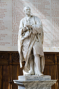 2015年4月英国剑桥 伊萨克牛顿雕像被阳光照亮三位一体智力学习观光团体建筑文化地标科学教堂图片