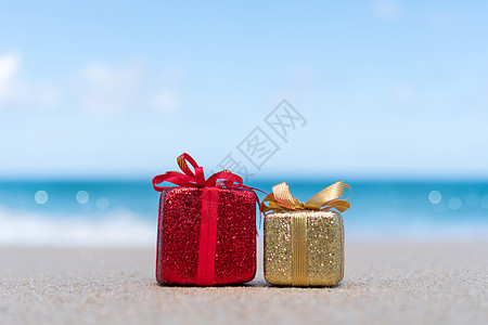 沙滩上的礼品盒 热旅或假期概念和夏日大海游客海洋盒子热带卡片礼物展示木头金子海景图片