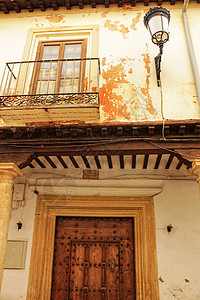 西班牙卡斯蒂利亚拉曼查阿尔卡拉兹村古老的巨石外墙和街灯传统房地产建筑观光房子入口阳台窗户太阳灯笼图片