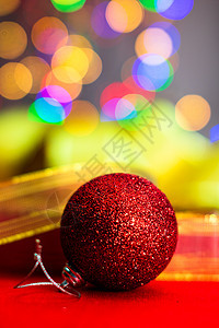 红色的闪光装饰 以丰富多彩的圣诞节成品假期圣诞庆典金子彩灯卡片装饰品饰品花环背景图片