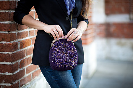 手持手工制作的手提包手袋奢华工艺艺术女性纺织品外套季节织物城市衣服图片