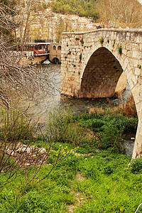 村的石桥和Jucar河流动溪流植被城市房子聚车树木岩石景观建筑学图片