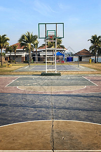 海滩附近的篮球街头法庭图片
