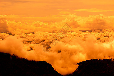 日落天空的美丽风景 山顶有云场景生态晴天旅行阳光天堂环境橙子日落薄雾图片