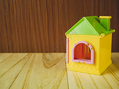 用于地产和建筑内容的木板上的家用玩具木头住房家庭房子建筑学村庄白色销售财产孩子图片