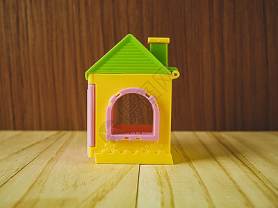用于地产和建筑内容的木板上的家用玩具孩子家庭住房白色村庄木头销售房子建筑学财产图片