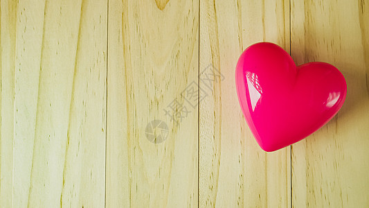 粉红色的心脏在木板上 对于健康和医疗内容家庭生活木头医生医院机构压力病人器官急救图片