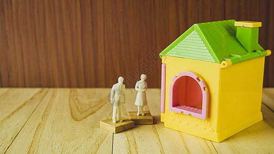 Bui 地产木板上木质表格上的自家玩具和白人数字家庭财产住房房子建造建筑学身影构造白色销售图片