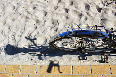 西班牙Santa Pola海滩上的旧式自行车码头港口鹅卵石海洋古董海报假期旅行金属海浪图片