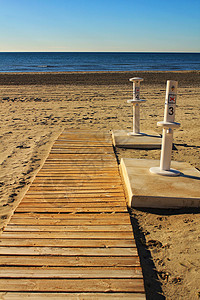 足迹淋浴和通往海滩的步行道假期龙头圣波晴天设施小路家具热带木头民众图片