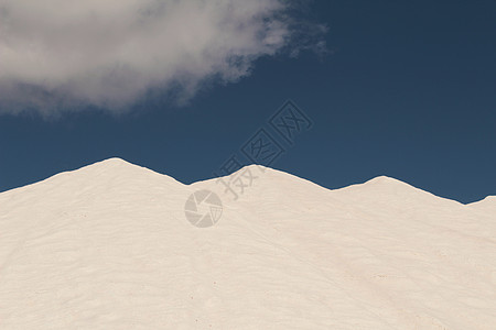 蓝色天空下的盐山蓝天商业爬坡生理晴天场景旅游炼油厂旅行工厂图片