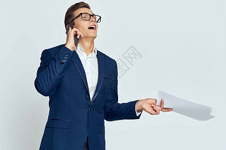 身穿西装的商务人士在电话上说话 戴眼镜与文件技术官员联系办公室经理套装企业家工人老板工作衬衫职业生意人图片
