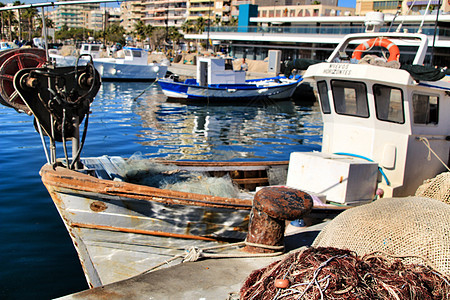 在港口停泊的渔船金属锚地海滩生活绳索渔夫航行钓鱼海岸海岸线图片