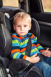 小男孩坐在汽车座椅上 被绑在车里腰带预防乘客座位警告安全车辆椅子碰撞家庭图片