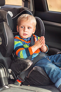 小男孩坐在汽车座椅上 被绑在车里安全安全带座位带子男生碰撞驾驶事故孩子婴儿图片