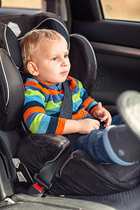 小男孩坐在汽车座椅上 被绑在车里带子腰带碰撞安全带婴儿事故警告幼儿园座位运输图片