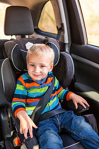 小男孩坐在汽车座椅上 被绑在车里事故婴儿孩子儿子驾驶幼儿园碰撞安全椅子腰带图片