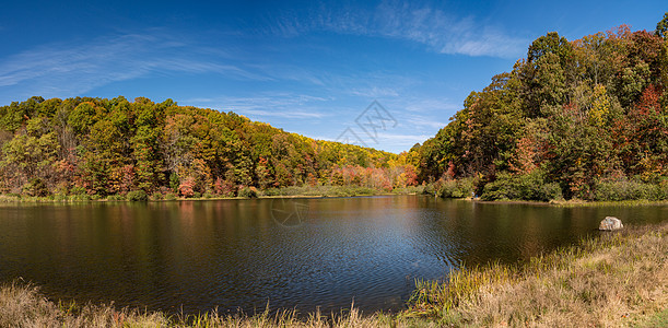 州立公园库珀斯摇滚湖全景 秋秋和秋颜色图片