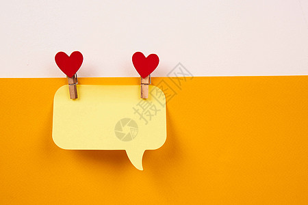 一张黄色纸上的便条和一个带有心形创意复制空间的木制衣夹假期礼物夫妻钉子绳索浪漫框架卡片庆典手工图片