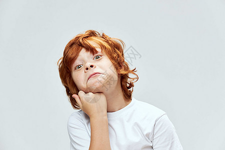 赤发红头发的男孩严酷地紧紧围着近亲手的眼神图片