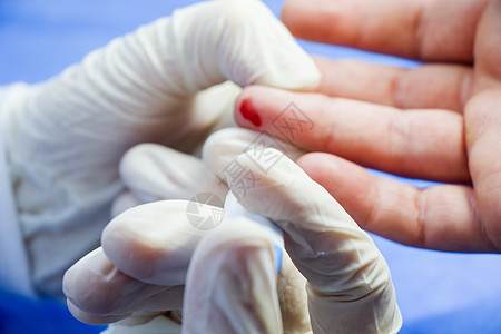 胰岛素测试过程 血液检测和注射器 注射到手中 病人和医生蓝色卫生医院疼痛测量控制皮肤样本保健柳叶图片