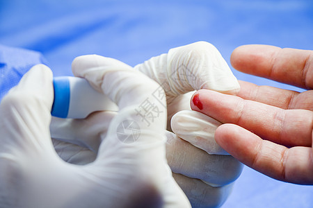 胰岛素测试过程 血液检测和注射器 注射到手中 病人和医生考试医院诊所测量治疗疾病患者背景员工保健图片