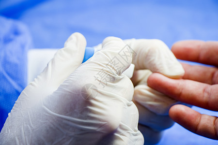胰岛素测试过程 血液检测和注射器 注射到手中 病人和医生诊所控制治疗疾病背景柳叶葡萄糖样本药品手套图片