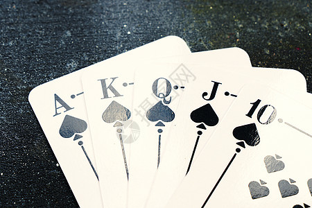 皇家冲水扑克牌和二十一点的汽车 在黑暗背景上贴近桌子钻石芯片锦标赛高手财富卡片娱乐赌注风险图片