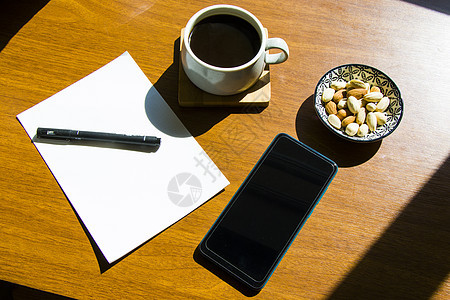在家工作 使用平板和移动电话的工作空间 咖啡和工作桌面铅笔桌子网络植物办公室监视器职业自由职业者笔记本图片
