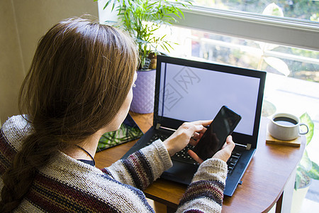 在工作场所 数字平板电脑 移动电话 咖啡和工厂用笔记本工作的妇女技术办公室居家房子身体互联网工作室桌子图表空间图片