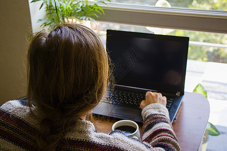 在工作场所 数字平板电脑 移动电话 咖啡和工厂用笔记本工作的妇女工作室植物办公居家房子办公室成人桌面互联网空间图片