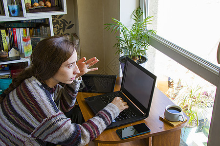 在工作场所 数字平板电脑 移动电话 咖啡和工厂用笔记本工作的妇女工作室图表网络自由职业成人身体房子商业居家技术图片