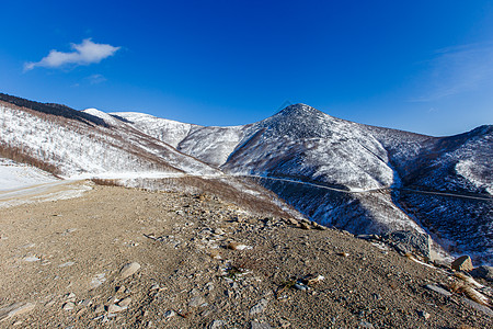 俄罗斯在山上的冬天 在高雪峰的山脉中 沿山道而行的蛇纹树木旅行环境场景交通游客仙境景观森林旅游图片